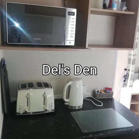 Del'S Den Lakeside Weeley Bridge Exterior photo