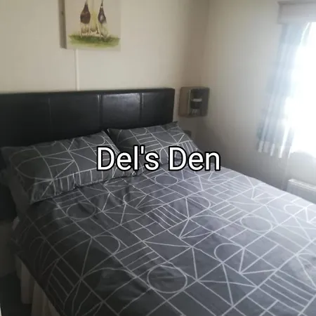 Del'S Den Lakeside Weeley Bridge Exterior photo