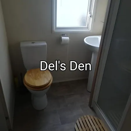 Del'S Den Lakeside Weeley Bridge Exterior photo