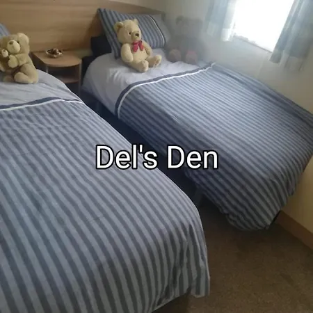 Del'S Den Lakeside Weeley Bridge Exterior photo