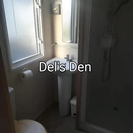 Del'S Den Lakeside Weeley Bridge Exterior photo