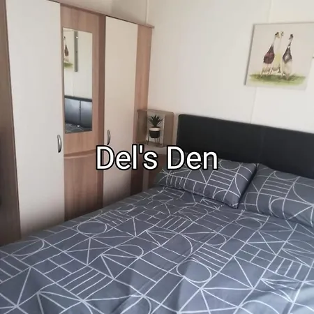 Del'S Den Lakeside Weeley Bridge Exterior photo