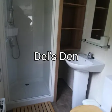 Del'S Den Lakeside Weeley Bridge Exterior photo