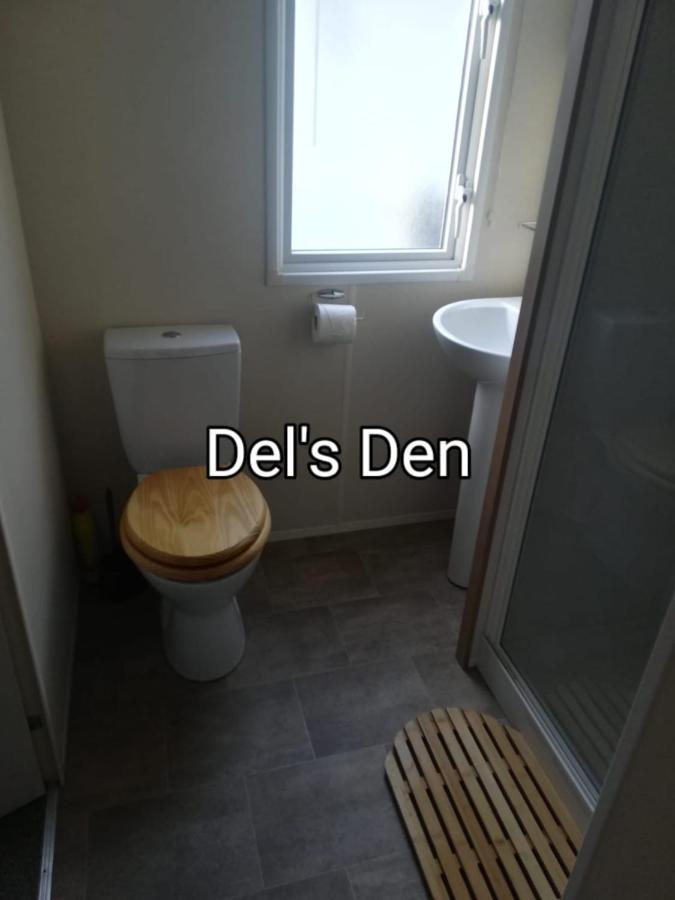 Del's Den Lakeside Bridge * Weeley