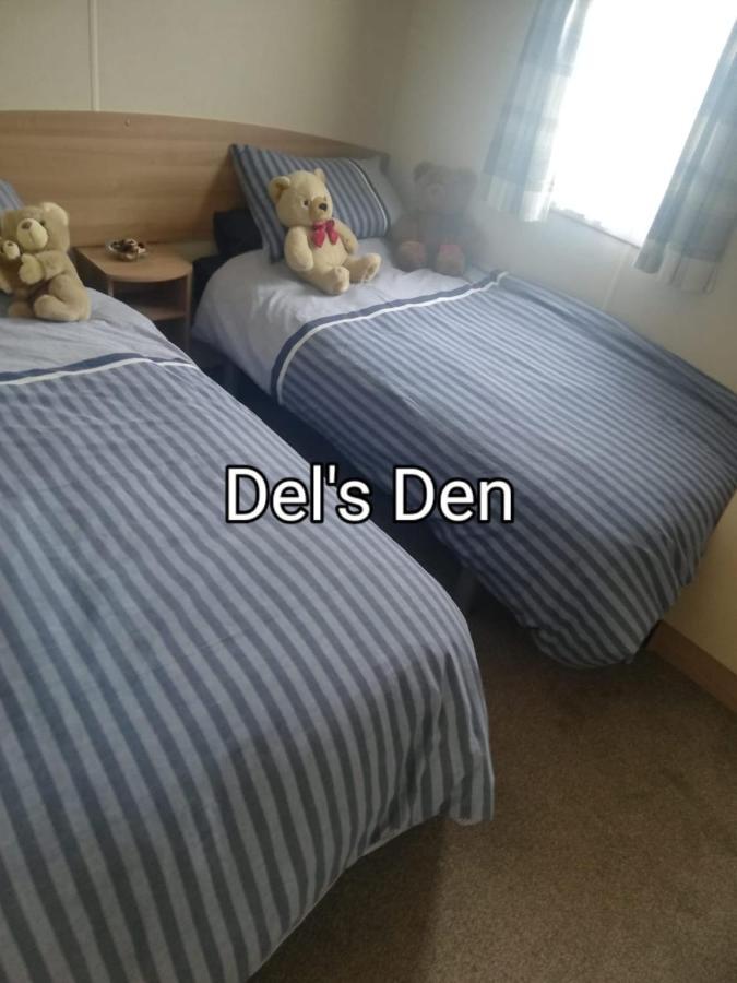 Del's Den Lakeside Bridge Apartment Weeley
