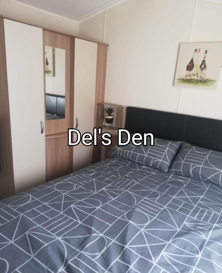 Del's Den Lakeside Bridge *