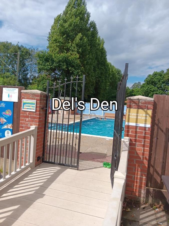 Del's Den Lakeside Bridge Apartment Weeley